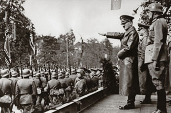 Hitler framför trupp