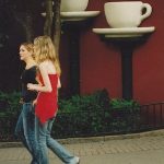 Två flickor och kaffekoppar